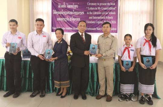 ມອບປຶ້ມເຖິງຫລານໃຫ້ຫ້ອງສະໝຸດໂຮງຮຽນ20ແຫ່ງ ໃນນະຄອນຫລວງວຽງຈັນ